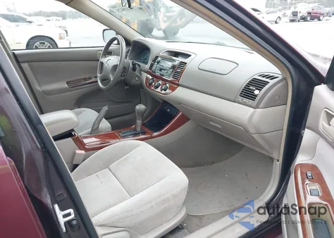 2002 Toyota Camry Le z USA, uszkodzony, nr VIN 4T1BE32K12U527403